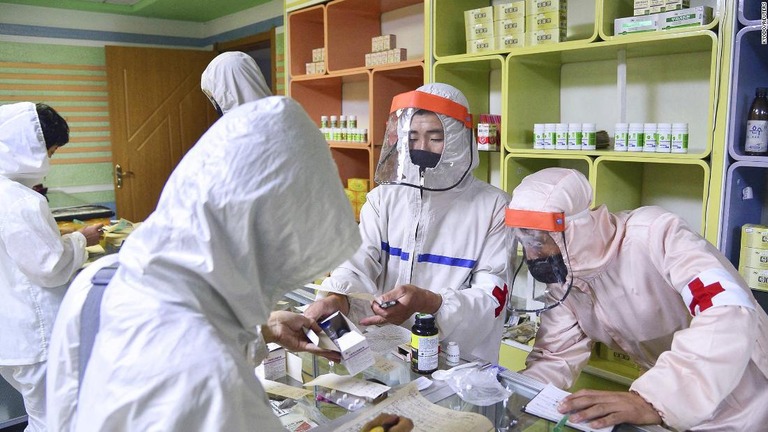 平壌の薬局に医薬品を供給する北朝鮮軍の要員/Kyodo/Reuters