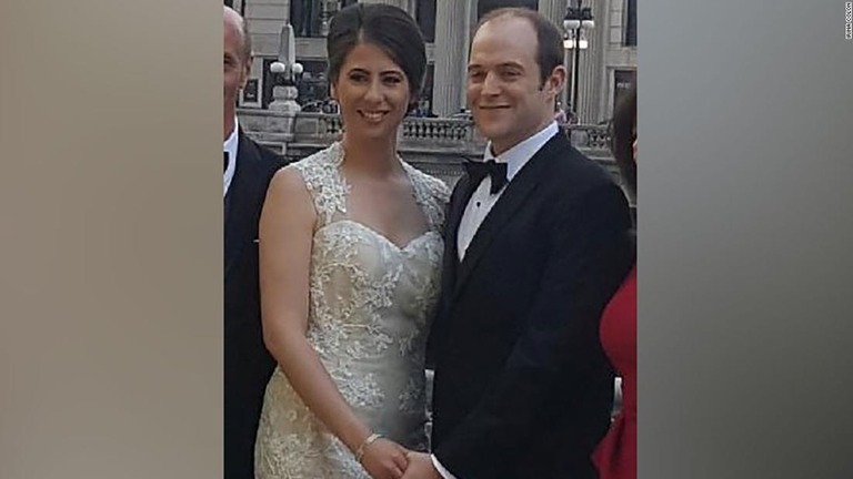 米イリノイ州シカゴ郊外で発生した銃乱射事件で射殺されたケビン・マッカーシーさん（３７）と母のアイリーナさん（３５）/Irina Colon