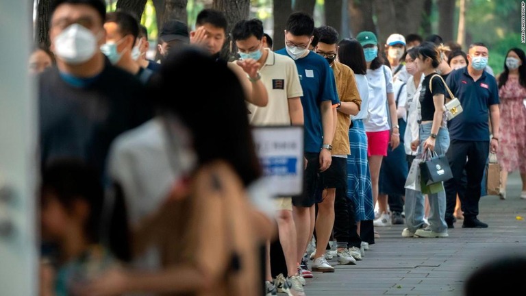 北京で新型コロナウイルスの検査の列に並ぶ人々/Mark Schiefelbein/AP