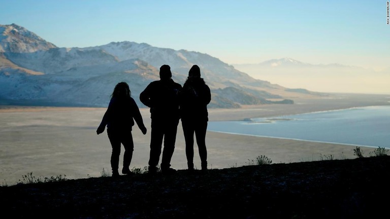 干ばつに見舞われたグレートソルト湖を見る人々/Rick Bowmer/AP