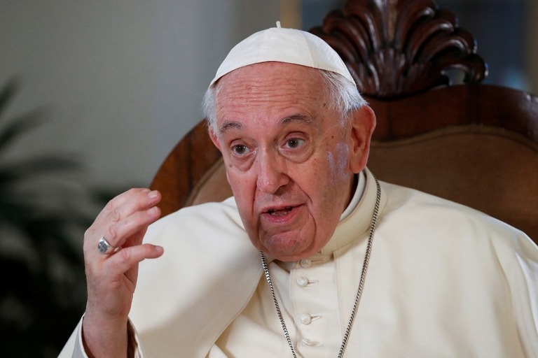 今月２日、バチカンで取材に応じるローマ・カトリック教会のフランシスコ教皇/Remo Casilli/Reuters