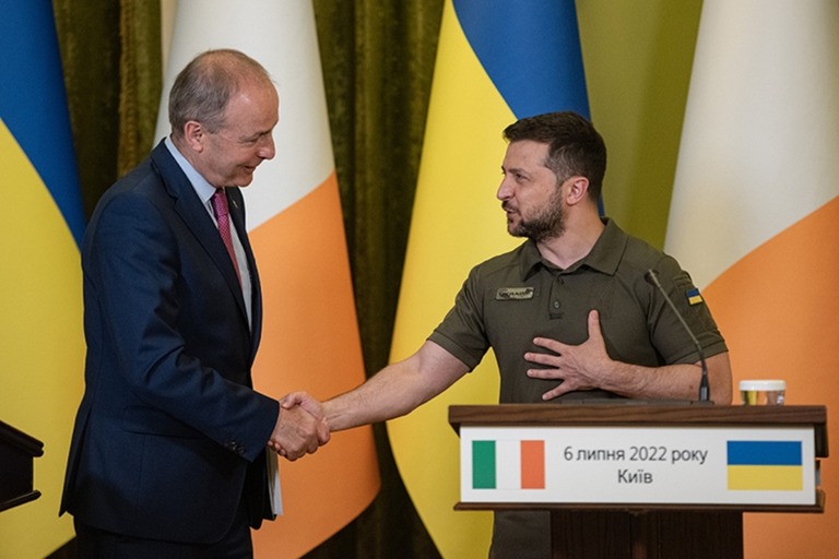 握手を交わすウクライナのゼレンスキー大統領（右）とアイルランドのマーティン首相/Alexey Furman/Getty Images