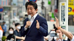 安倍晋三元首相、白昼の銃撃で暗殺される