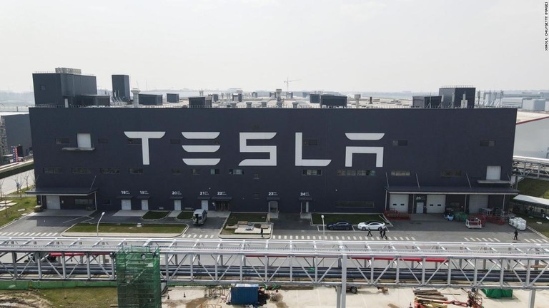 米電気自動車（ＥＶ）大手テスラの上海工場＝３月２９日、中国・上海/Xiaolu Chu/Getty Images