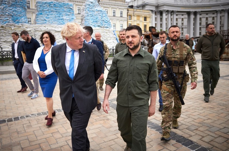 ウクライナのゼレンスキー大統領（中央右）と英国のボリス・ジョンソン首相＝６月１７日、ウクライナ首都キーウ（キエフ）/Ukrainian Presidential Press Office/AP