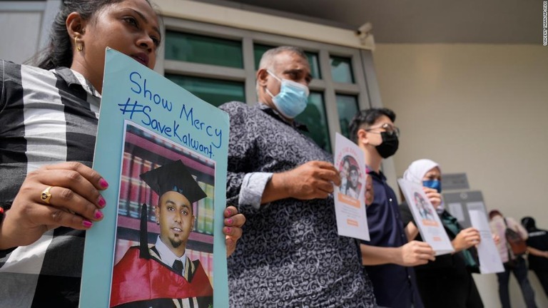 マレーシア首都にあるシンガポール大使館外で死刑に反対の声を上げる人々/Vincent Thian/AP/FILE