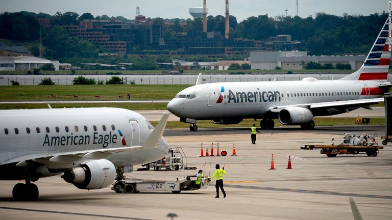 アメリカン航空がシステム不具合で発生した操縦士の不足に３倍の賃金支払いで対応する/Stefani Reynolds/AFP/Getty Images