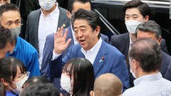 安倍元首相が銃撃受け心肺停止　殺人未遂で容疑者逮捕と報道