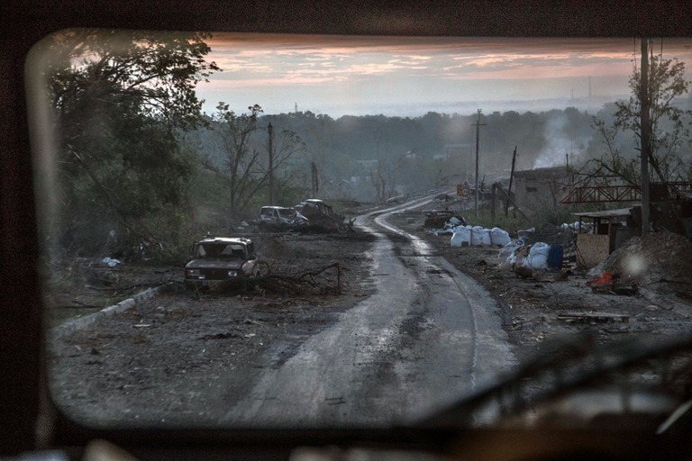 激戦が繰り広げられたセベロドネツクの道路脇に佇む車両の残骸/Oleksandr Ratushniak/AP