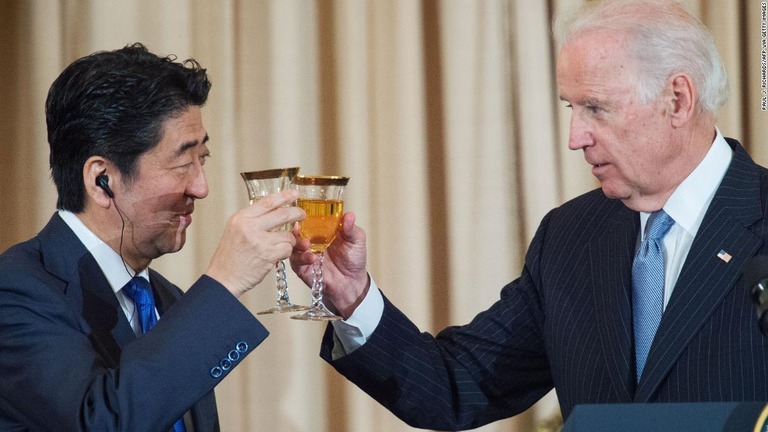 米国務省で当時の安倍晋三首相（左）と乾杯するバイデン副大統領（当時）＝２０１５年/PAUL J. RICHARDS/AFP via Getty Images