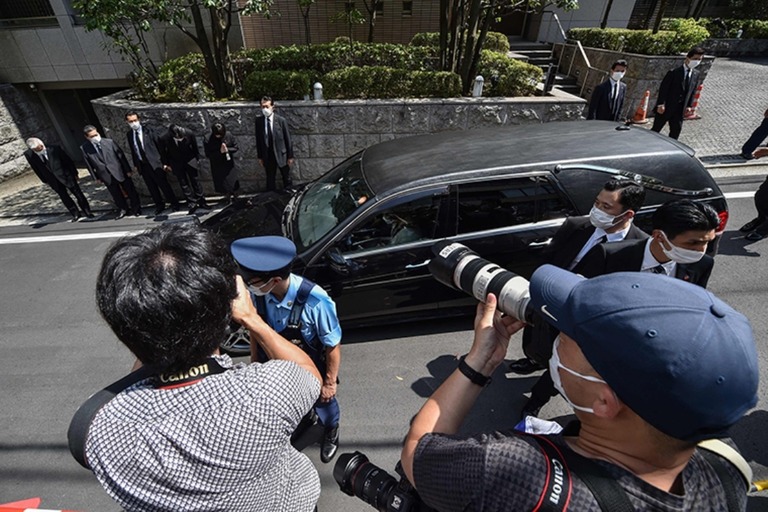 安倍晋三元首相の遺体を乗せた車両が東京都内の自宅に到着した/Kazuhiro Nogi/AFP/Getty Images