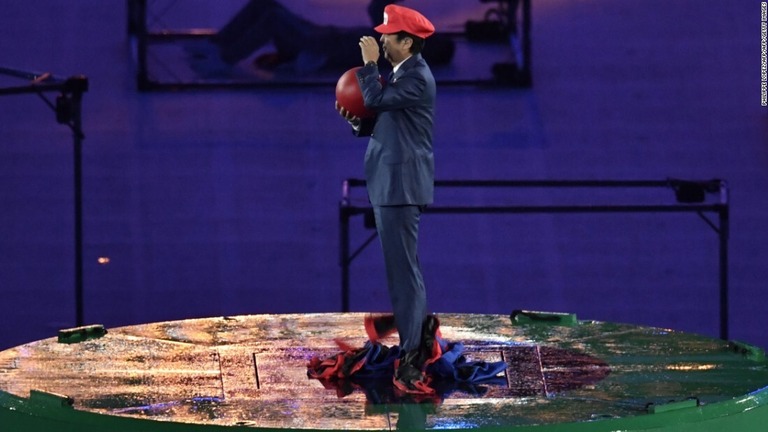 ２０１６年のリオ五輪ではスーパーマリオに扮し、閉会式に登場した/PHILIPPE LOPEZ/AFP/AFP/Getty Images