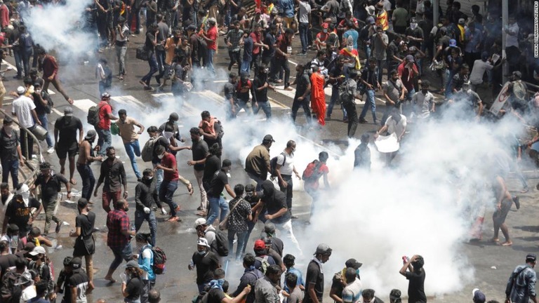 催涙ガスから逃げるデモ参加者＝９日、スリランカ最大都市コロンボ/Dinuka Liyanawatte/Reuters