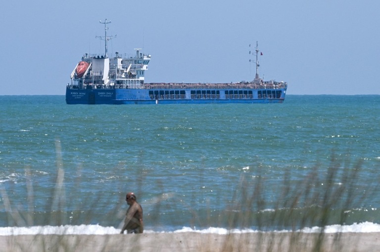 ロシアの商船「ジベク・ジョリ」＝５日、トルコ/Ozan Kose/AFP/Getty Images