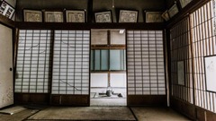 オランダ人の写真家マーン・リンブルフ氏は日本各地を訪問して、空き家を写真に納めた