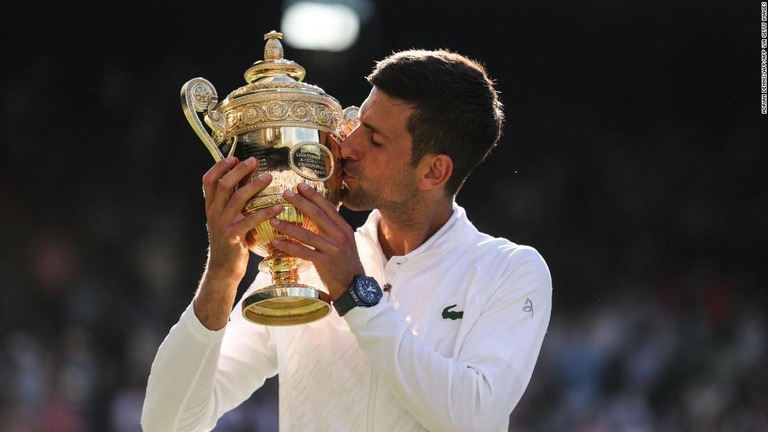 ウィンブルドン選手権で大会４連覇を果たしたジョコビッチ/ADRIAN DENNIS/AFP/AFP via Getty Images