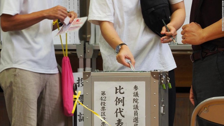 投票所にて一票を投じる有権者ら＝１０日、東京都内/Toshifumi Kitamura/AFP/Getty Images