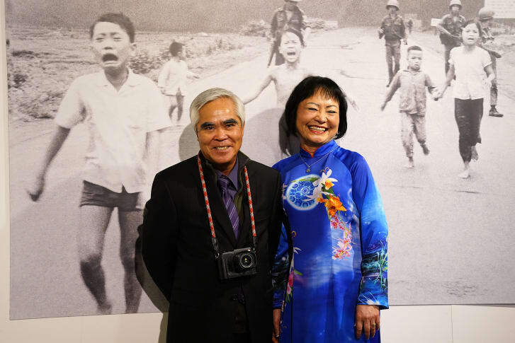 一緒に写真に収まったニック・ウトさんとキム・フックさん=5月、イタリア・ミラノ/Pier Marco Tacca/Getty Images Europe/Getty Images