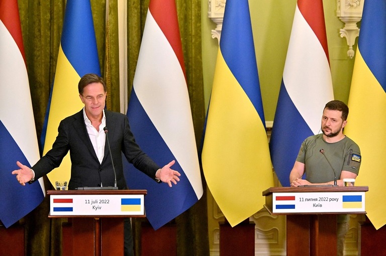会見するオランダのルッテ首相（左）とウクライナのゼレンスキー大統領/Photo by Sergei Supinsky/AFP/Getty Images