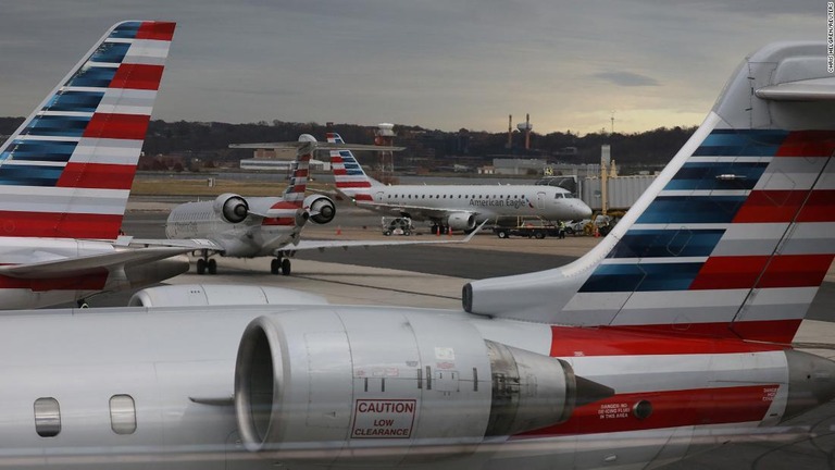 米アメリカン航空のジェット機＝２０２１年１２月３日、米バージニア州アーリントン/Chris Helgren/Reuters