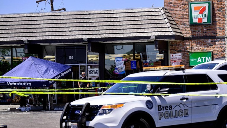 米カリフォルニア州ロサンゼルス近郊のコンビニエンスストア「セブン―イレブン」で銃撃事件が相次いだことを受けて、店舗には休業が勧告された/Mindy Schauer/Digital First Media/Orange County Register/Getty Images