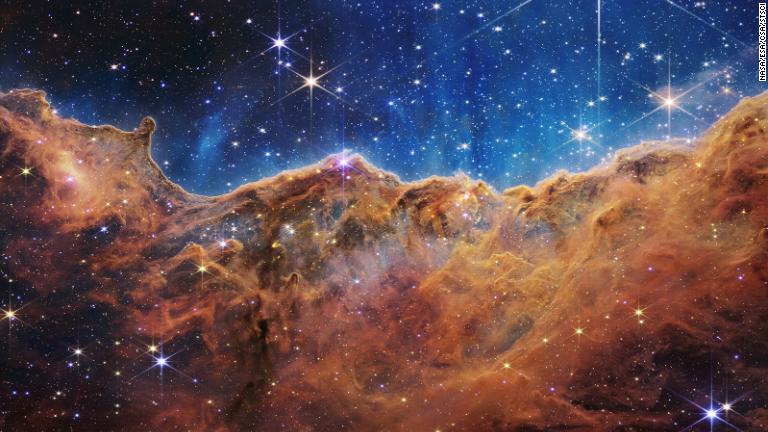 ウェッブ望遠鏡がとらえた「宇宙の崖」。実際にはイータカリーナ星雲の中の「ＮＧＣ３３２４」と呼ばれる星形成領域の縁を捉えたものになる/NASA/ESA/CSA/STScI