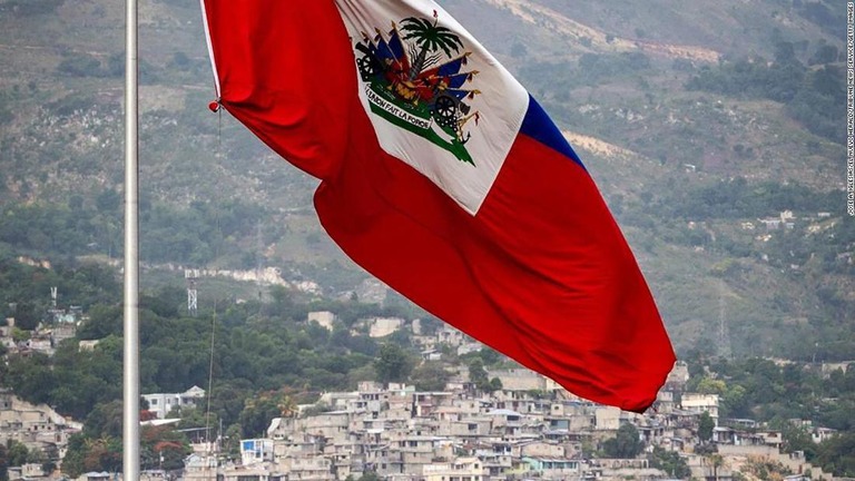 ハイチの国旗＝６月２１日、ハイチ・ポルトープランス/Jose A. Iglesias/El Nuevo Herald/Tribune News Service/Getty Images