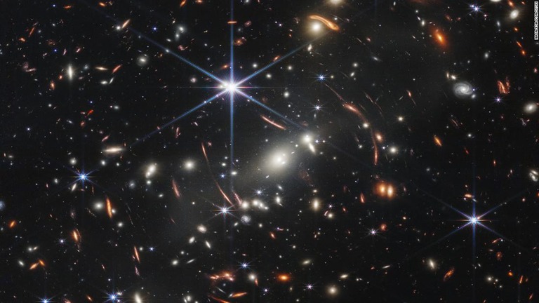 「ＳＭＡＣＳ　０７２３」の画像。これまでの遠方の宇宙で最も深く鮮明な赤外線画像とＮＡＳＡが報告している/NASA/ESA/CSA/STScI