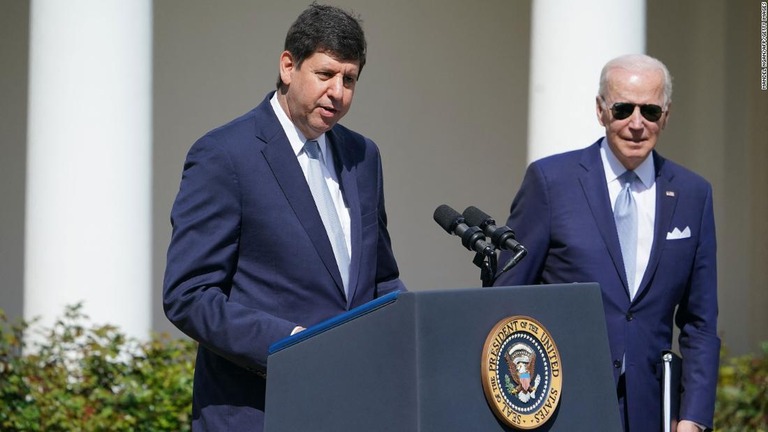 スティーブ・デトルバック氏（左）とバイデン米大統領＝４月１１日米ワシントンＤＣのホワイトハウス/Mandel Ngan/AFP/Getty Images