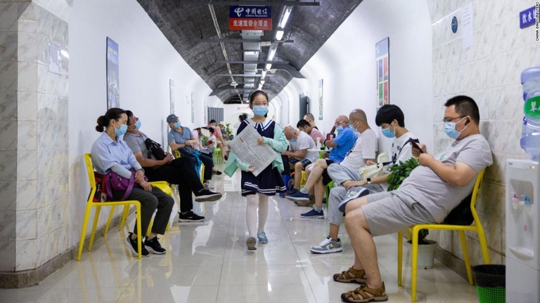 防空壕（ごう）の中で暑さをしのぐ人々＝１２日、中国江蘇省南京/China Daily/Reuters