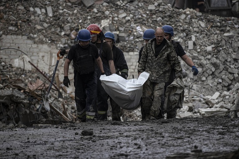 建物から遺体を回収する隊員ら＝１１日、ウクライナ・ドネツク州チャシブヤール/Metin Aktas/Anadolu Agency/Getty Images
