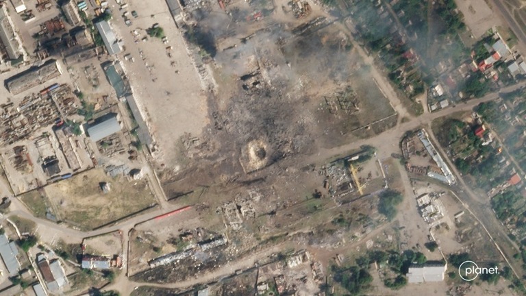 ウクライナ軍による攻撃でできた巨大なクレーターが衛星画像で確認できる/Courtesy Planet Labs