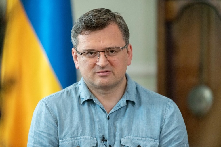 インタビューにこたえるウクライナのクレバ外相＝１２日、ウクライナ首都キーウ（キエフ）/Andrew Kravchenko/AP