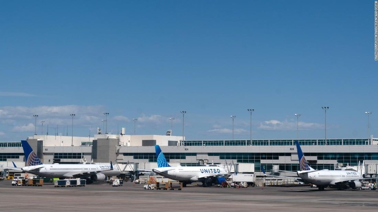 米コロラド州デンバーの空港に到着したユナイテッド航空の旅客機から火災が発生した/Elijah Nouvelage/Bloomberg/Getty Images