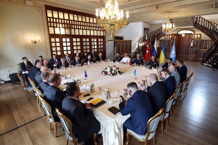 会議に出席したトルコ、ロシア、ウクライナ、国連の代表ら＝１３日、トルコ・イスタンブール/Turkish Defence Ministry/AP