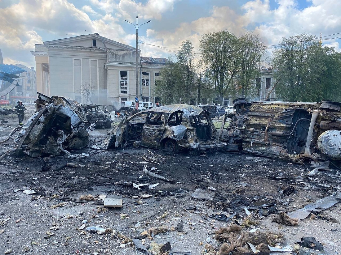 ミサイル攻撃後、通りには破壊された車＝１４日/Ukrainian Emergency Service/AP