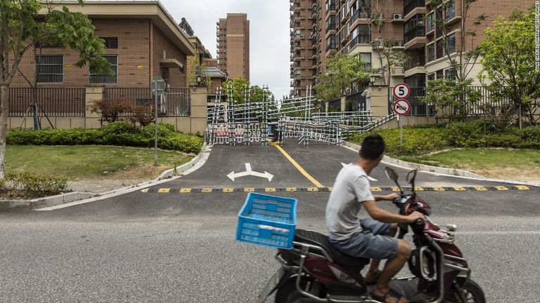 上海市内でロックダウンに関連して住宅棟の入り口に設置されたバリケード/ Qilai Shen/Bloomberg/Getty Images