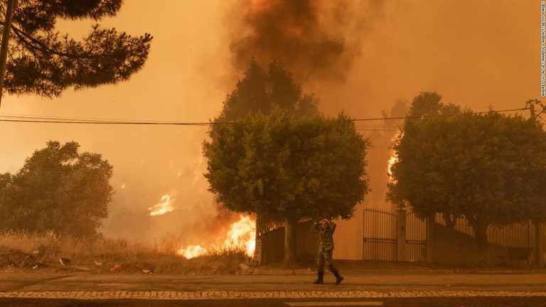ポルトガルのパルメラで発生した山火事＝１３日/Andre Luis Alves/Anadolu Agency/Getty Images