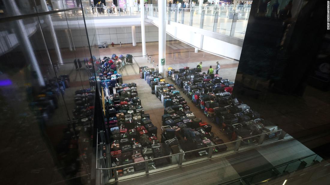 ターミナルの外に置かれた乗客の荷物＝６月１９日、英国ロンドン・ヒースロー空港/Henry Nicholls/Reuters