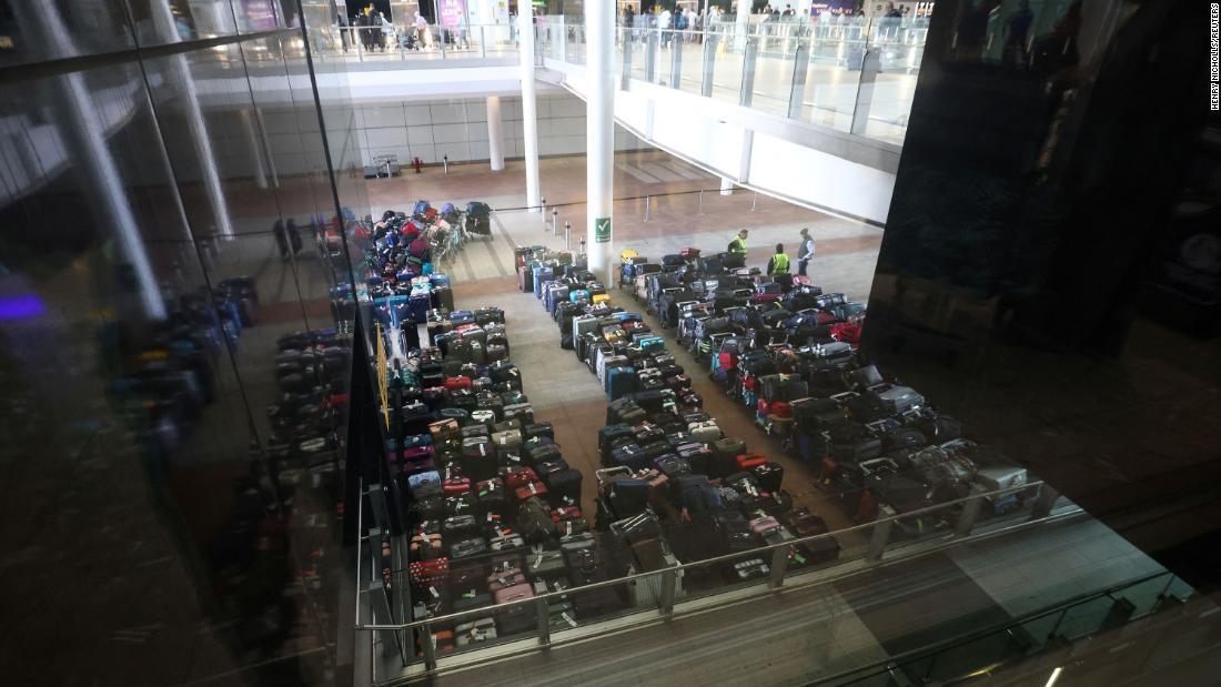 ターミナルの外に置かれた乗客の荷物=6月19日、英国ロンドン・ヒースロー空港/Henry Nicholls/Reuters