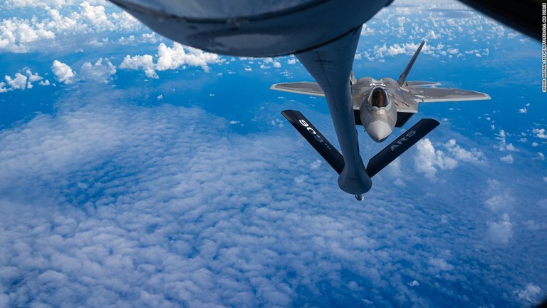東シナ海上空で空中給油機に接近する米空軍のＦ２２戦闘機/Senior Airman Stephen Pulter/U.S. Air Force 