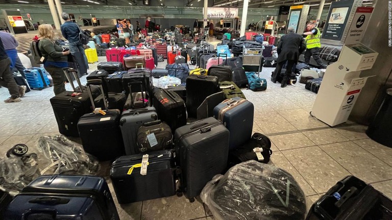 英ロンドン・ヒースロー空港のターミナルに置かれた荷物＝８日/PAUL ELLIS/AFP via Getty Images
