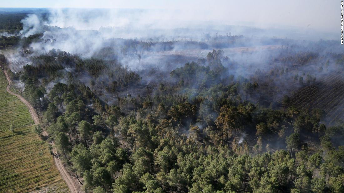 フランス南西部ランディラで発生した山火事=13日/Jorge Guerrero/AFP/Getty Images