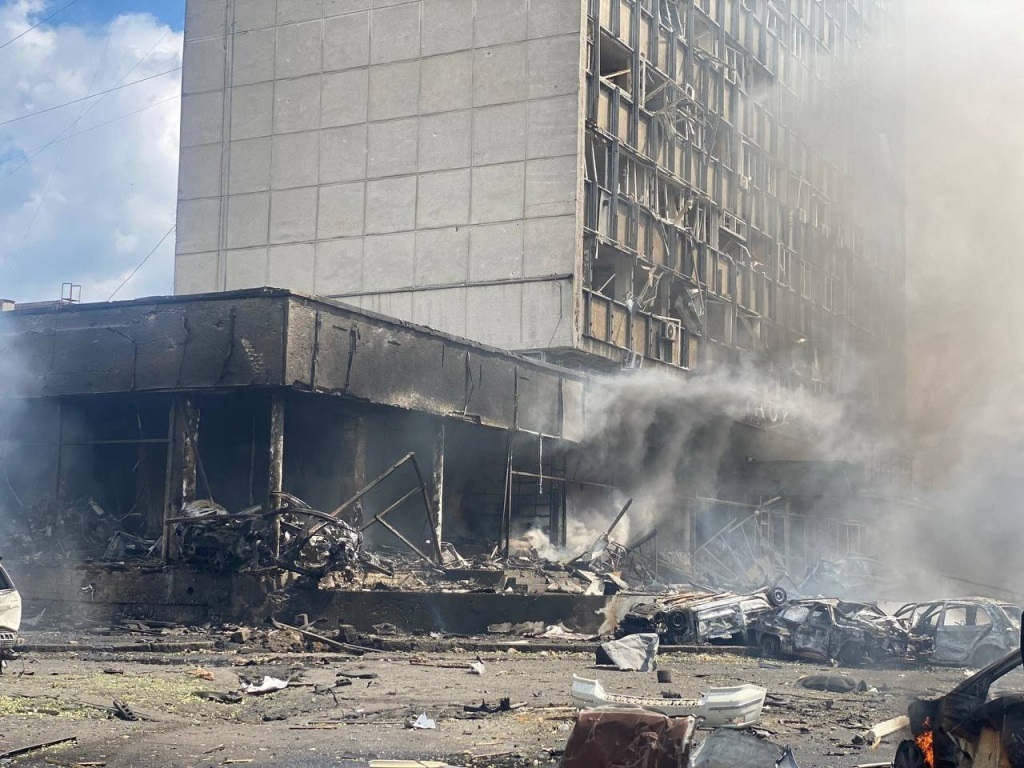 ロシア軍の攻撃を受けた建物から煙が立ち上る＝１４日、ウクライナ中部ビンニツァ/State Emergency Service of Ukraine/Reuters