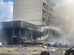 ロシア軍の攻撃を受けた建物から煙が立ち上る＝１４日、ウクライナ中部ビンニツァ