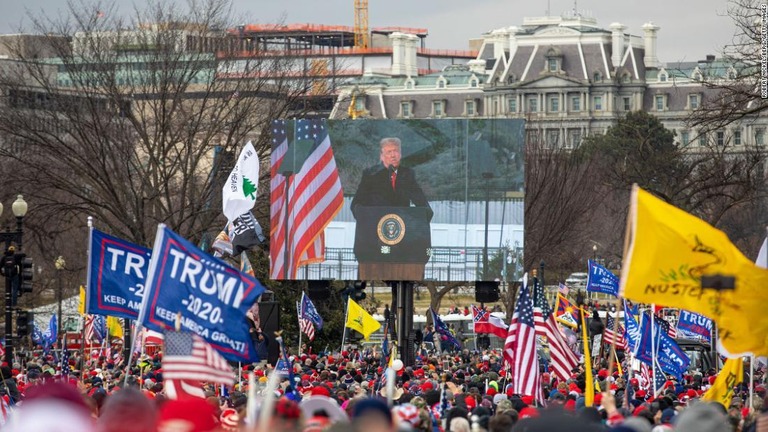 群衆とスクリーンに映し出されたトランプ前米大統領＝２０２１年１月６日、米ワシントンＤＣ/Robert Nickelsberg/Getty Images 