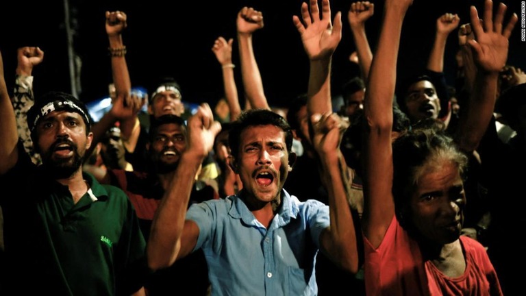 ラジャパクサ大統領の辞任を受け、歓喜に沸く抗議デモの参加者ら/Adnan Abidi/Reuters