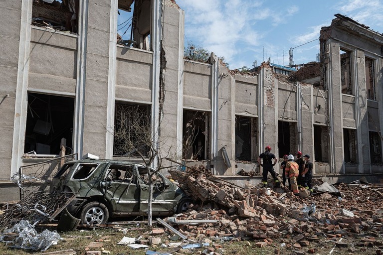 ウクライナ中部ビンニツァの損壊した建物を捜索する救急要員/Alexey Furman/Getty Images
