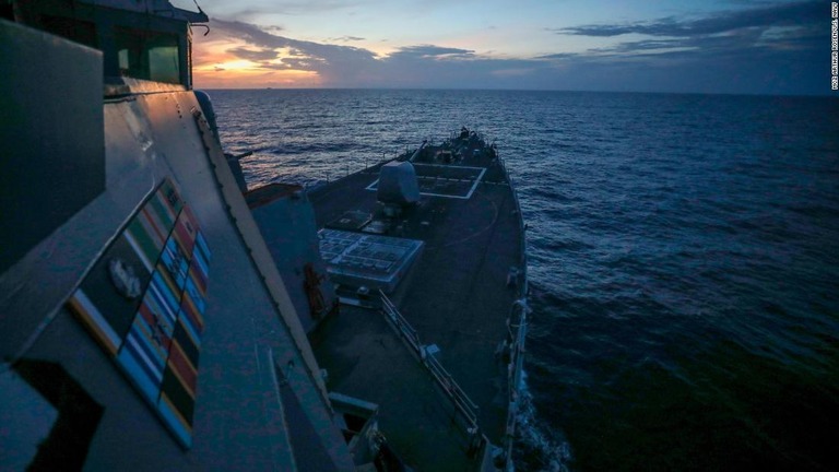 米海軍艦「ベンフォールド」が南シナ海で「航行の自由作戦」を実施した/MC2 Arthur Rosen/U.S. Navy