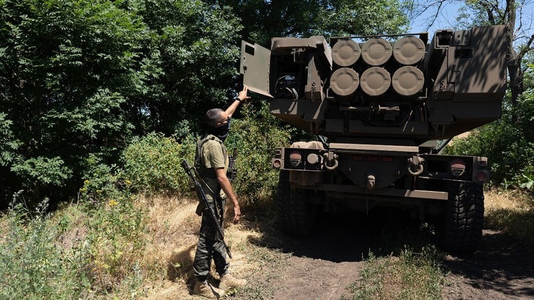 ウクライナ東部に配備された高機動ロケット砲システム（ＨＩＭＡＲＳ）＝１日/Anastasia Vlasova/The Washington Post/Getty Images